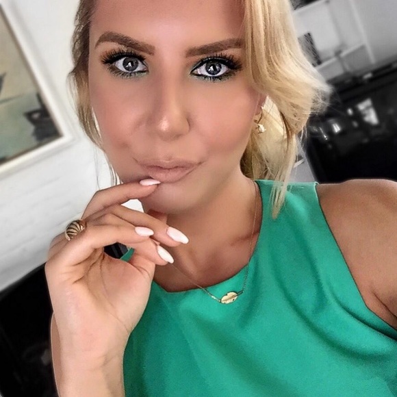 🌱 LULU’S GREEN CROP TOP! - Picture 10 of 11